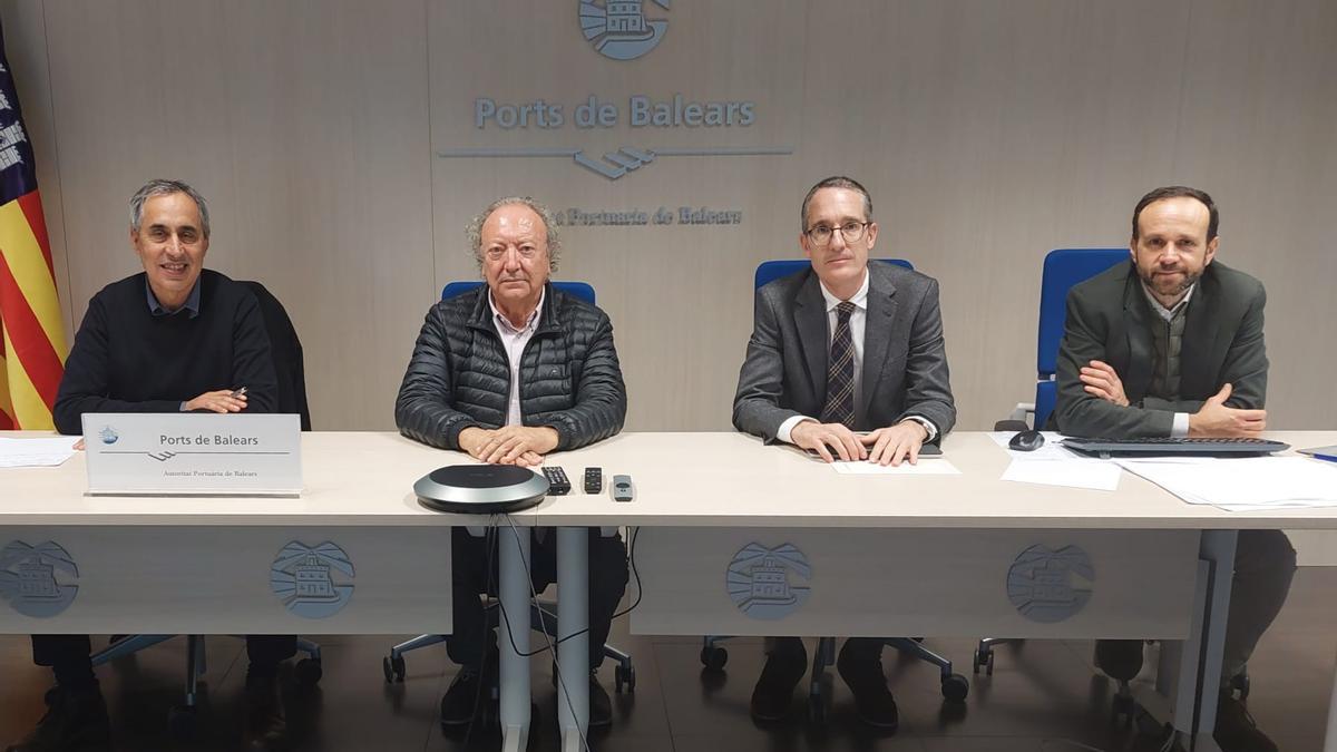 El gerente de Urbanismo, Joan Riera, el presidente de Acoipam, Manuel Jiménez, el director de la APB, Jorge Nasarre, y el jefe de Infraestructuras de la APB, Antoni Ginard, ayer después de la reunión.