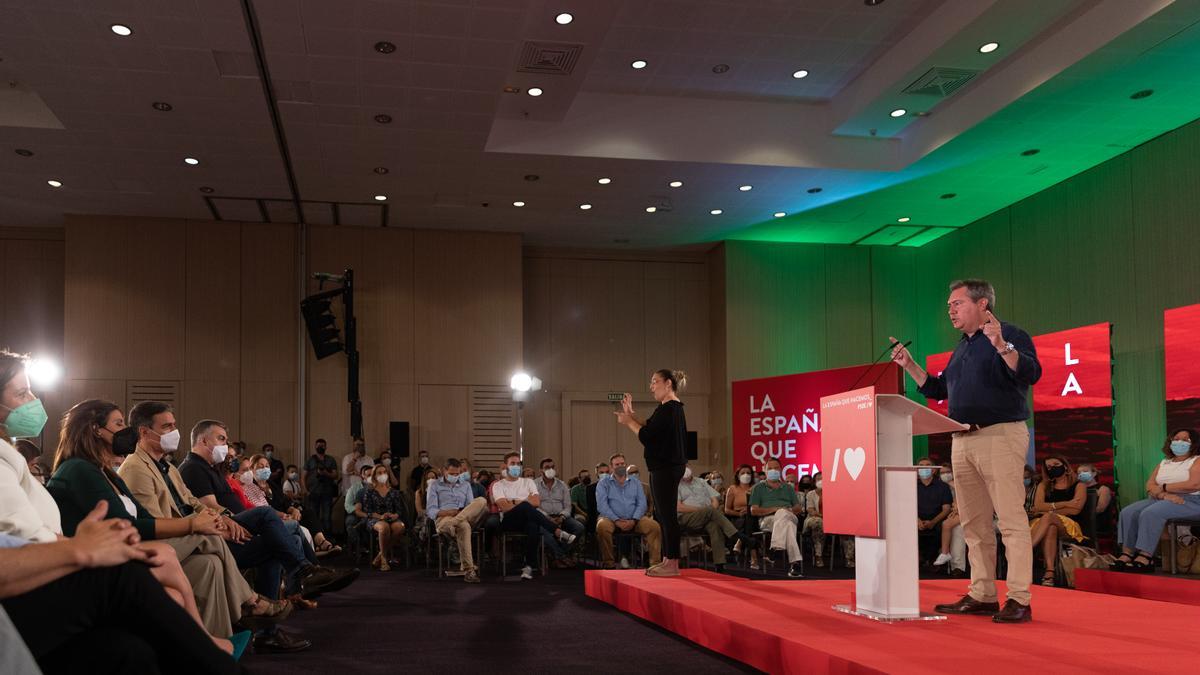 El candidato socialista a la Presidencia de la Junta, Juan Espadas (d), durante su intervención en un acto de partido