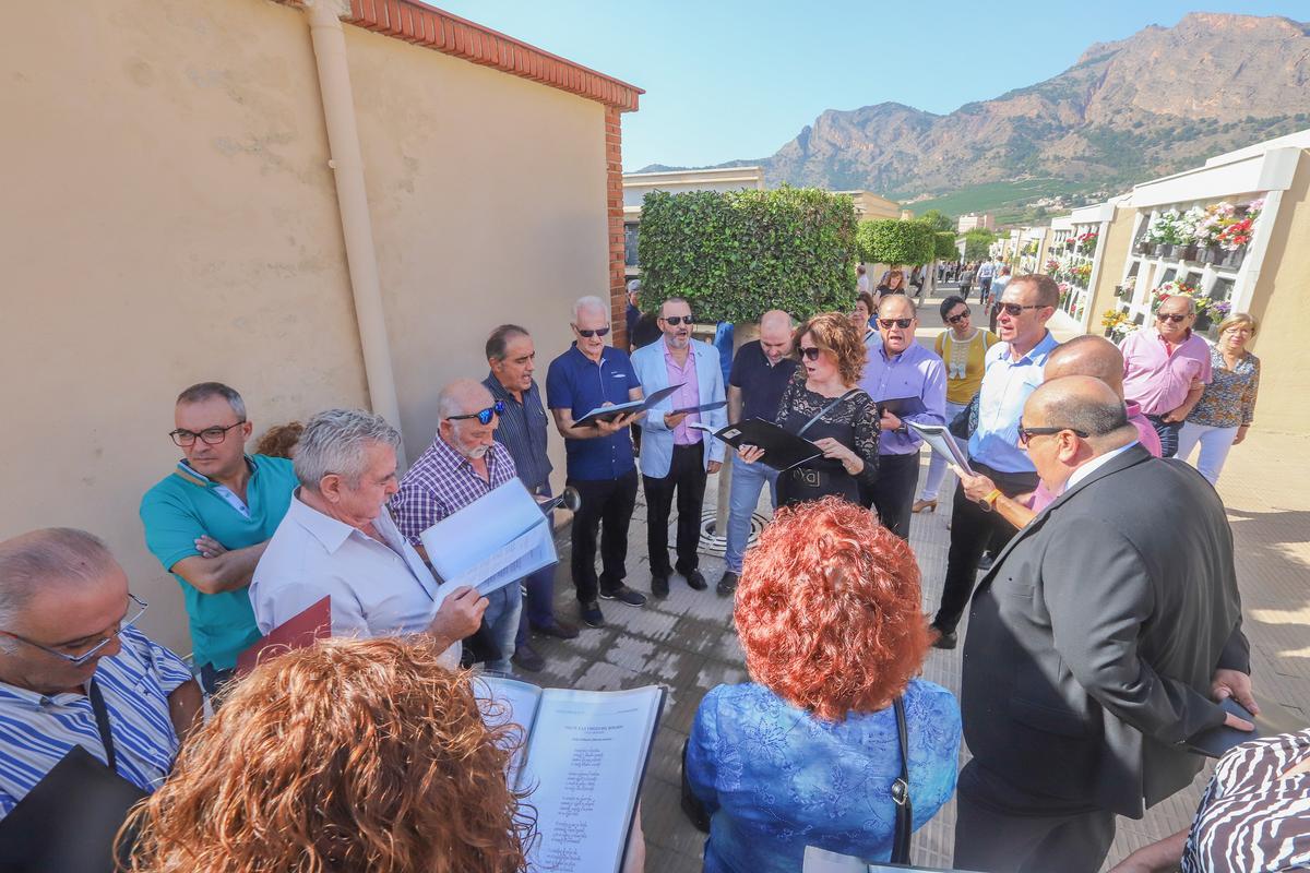 Los auroros han realizado su tradicional recorrido desde la capilla del cementerio al panteón de los canónigos Los auroros han realizado su tradicional recorrido desde la capilla del cementerio al panteón de los canónigos