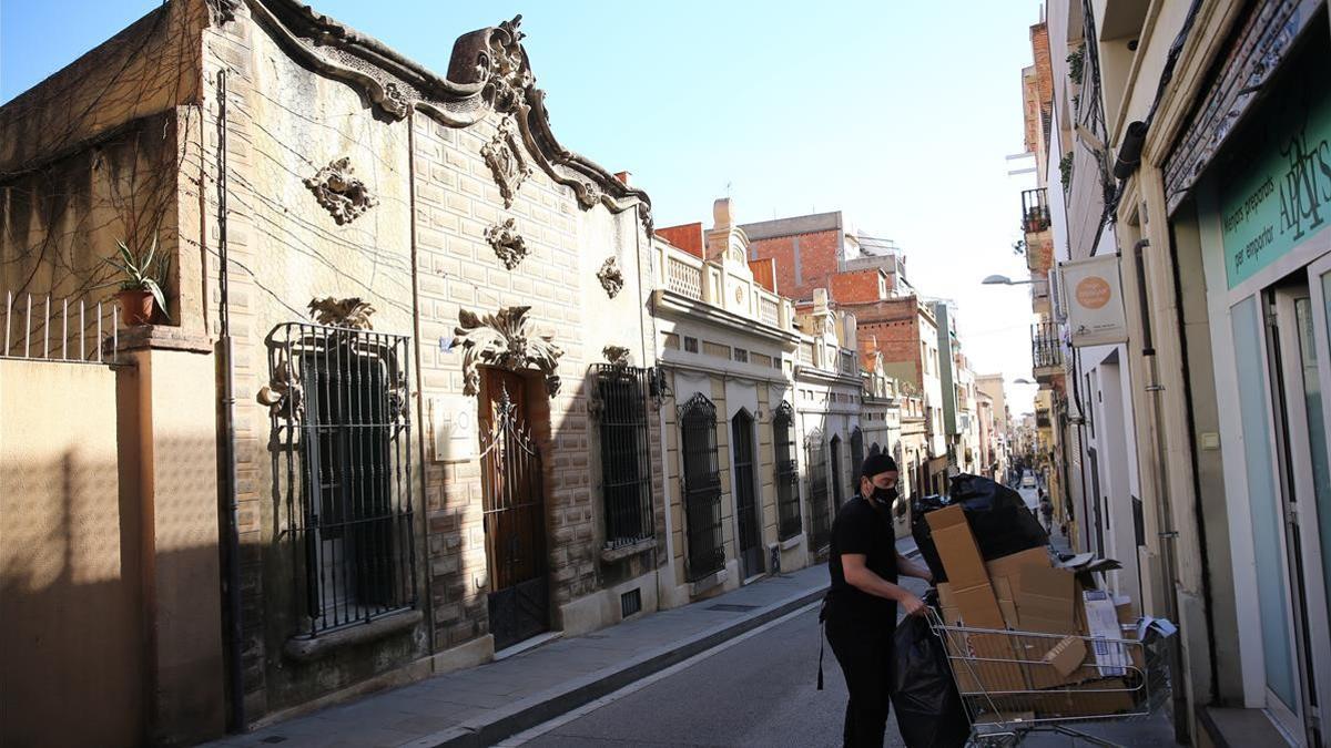 La parte alta de la calle de Verdi con construcciones tradicionales de Gràcia.