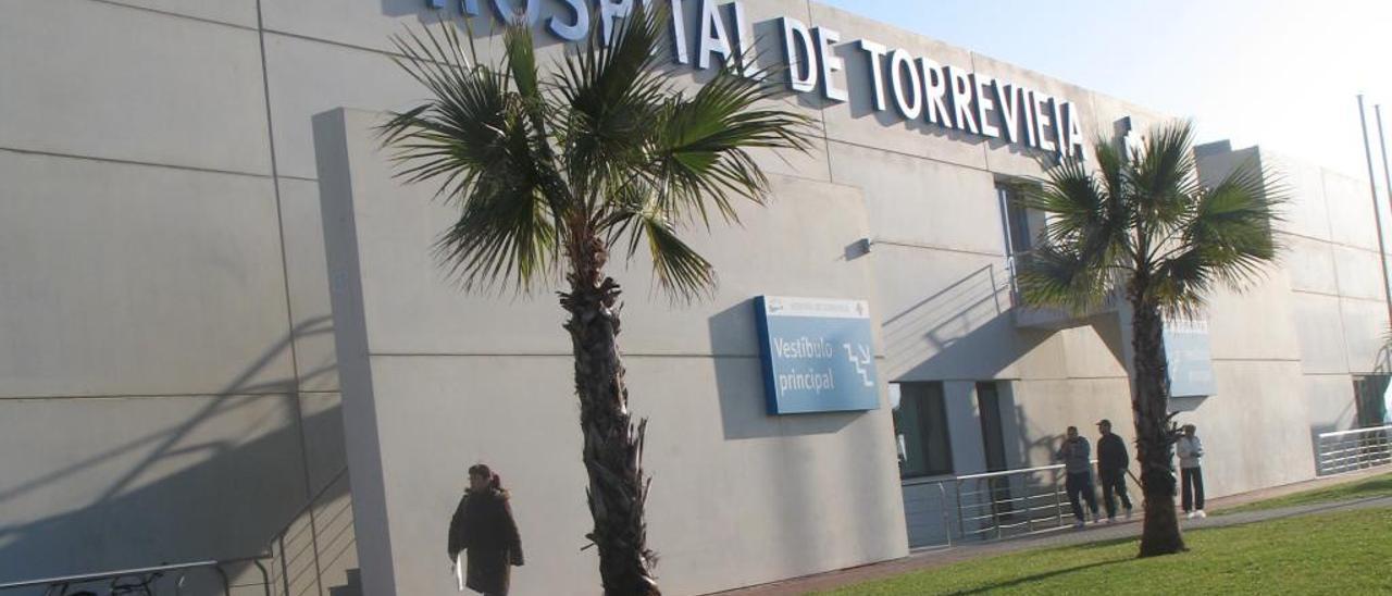 Fachada del hospital de Torrevieja, que gestiona Ribera Salud.