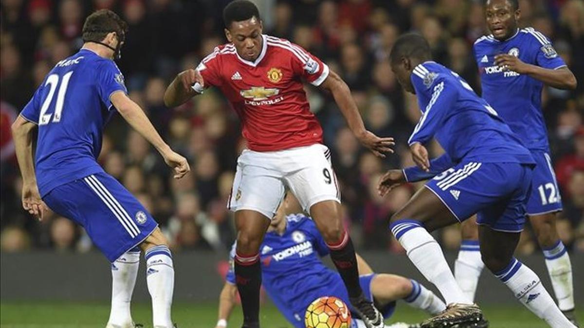 Martial, rodeado por jugadores del Chelsea, volvió a exhibir su explosividad