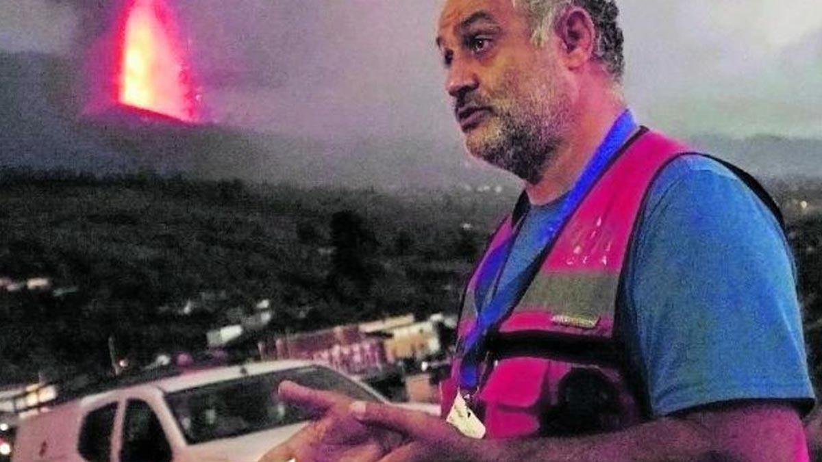 Stavros Meletlidis, geólogo del Instituto Geográfico Nacional, el jueves en El Paso. Stavros Meletlidis, geólogo del Instituto Geográfico Nacional, el jueves en El Paso.