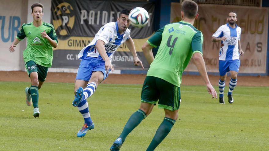 Cristian chuta a portería durante una partido con el Avilés. mara villamuza