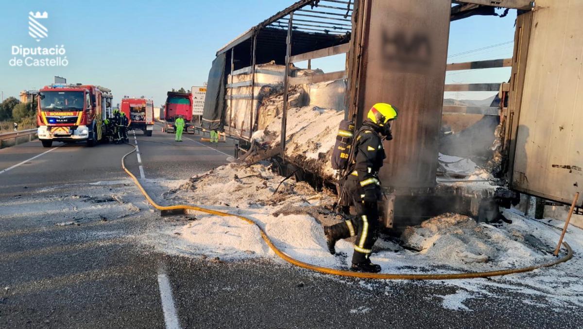 Extinguido el incendio de un camión con polietileno en la N-340 en Cabanes