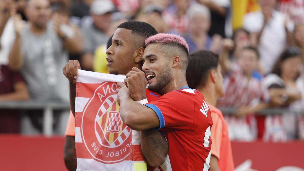 Savinho i Couto celebren un gol al banderí de córner