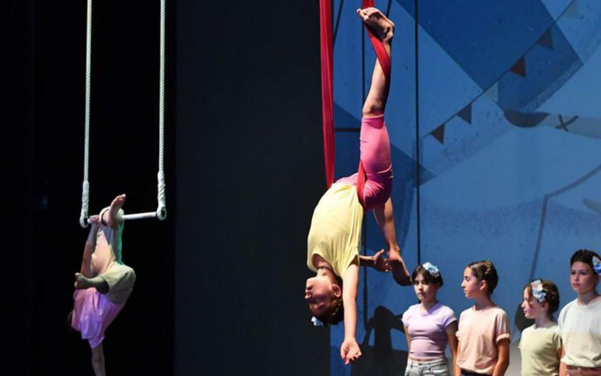 El circo inundó de magia el escenario del Ágora