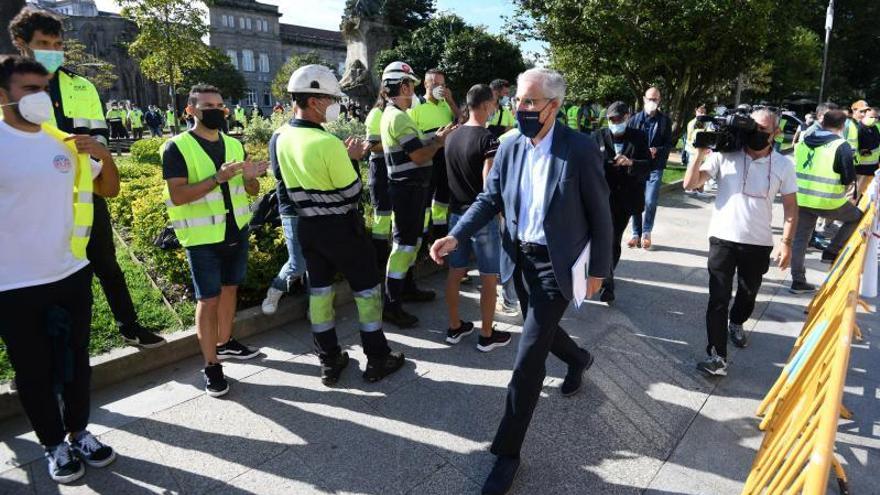 Los trabajadores recibieron entre aplausos al conselleiro de Economía, Francisco Conde.