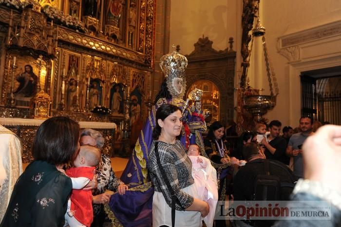 Los niños pasan por el manto de la Fuensanta