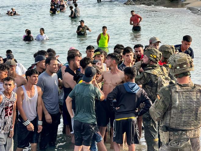 El despliegue militar desinfla la presión social en Ceuta con el regreso de los ilegales que llegaron de Marruecos