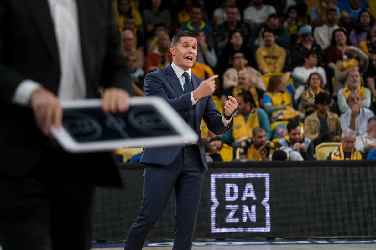 Jaka Lakovic da instrucciones a sus jugadores durante el partido ante el Valencia, en el Arena.