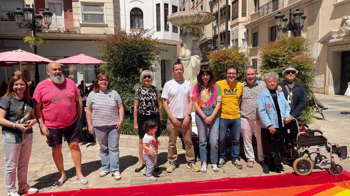 Garcia (quart per la dreta) a la concentració del QueerFest pel dia contra la LGTBIfòbia.