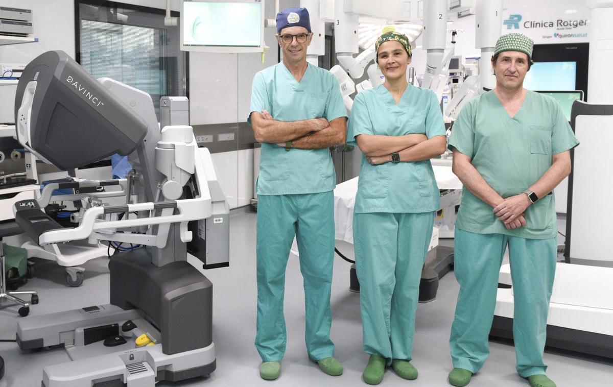 Dr. Alfredo Mus, Dr. Marta de la Cruz. und Dr. Juan Pablo Burgués Gasión mit dem Roboter Da Vinci Xi der Clínica Rotger. |