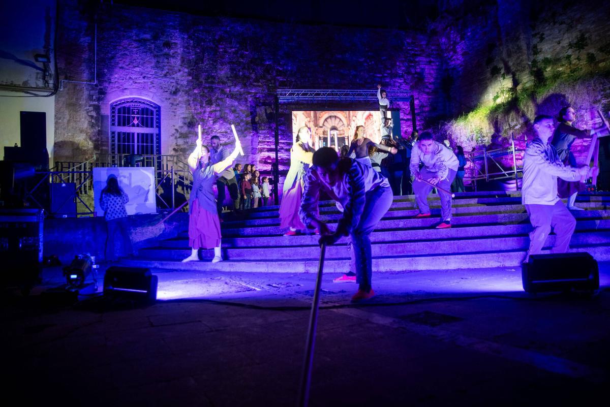 La prèvia de la Llum homenatja el miracle de la Séquia amb atletes, espelmes i espectacle