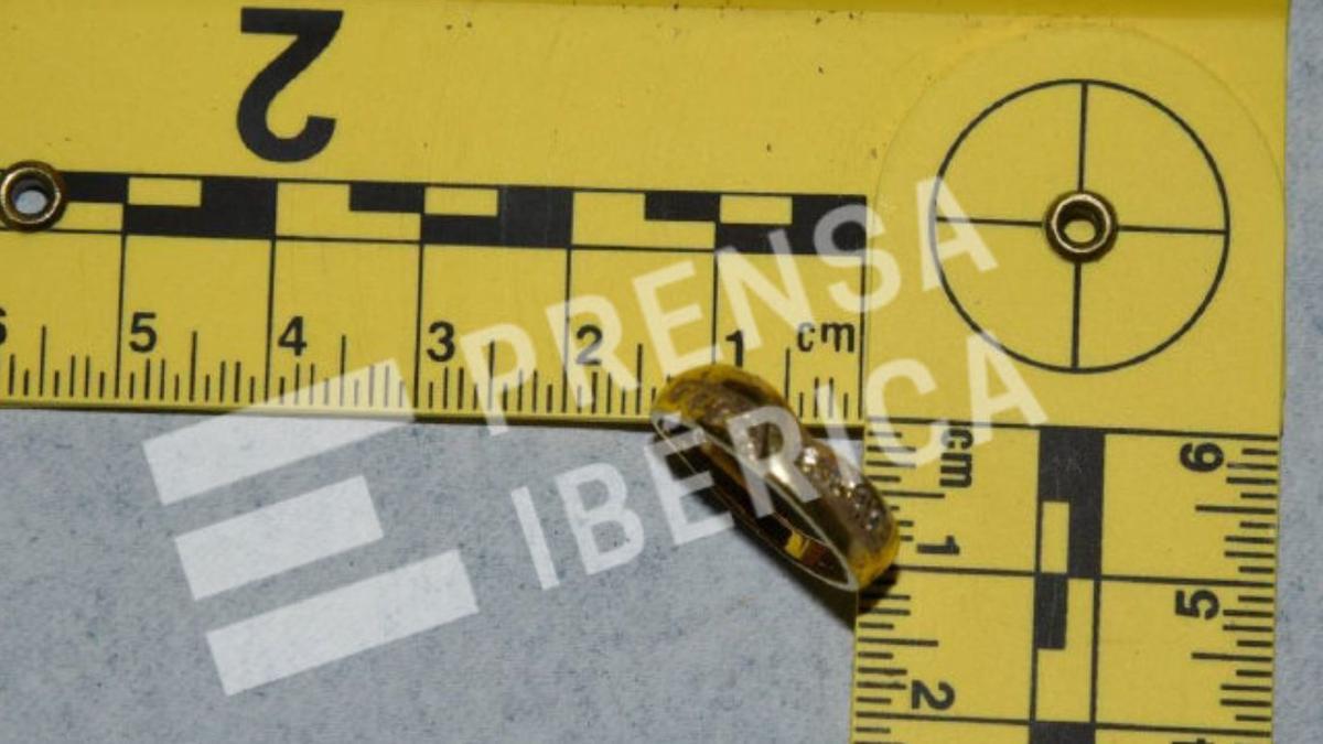 El anillo que la víctima llevaba la noche del crimen. La Guardia Civil lo encontró en la fosa hallada en el patio de los hermanos González.
