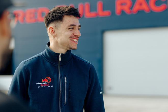 La fusión perfecta entre vela y fútbol: Ferran Torres visita la base de Alinghi Red Bull Racing como parte de la organización Kick out Plastic