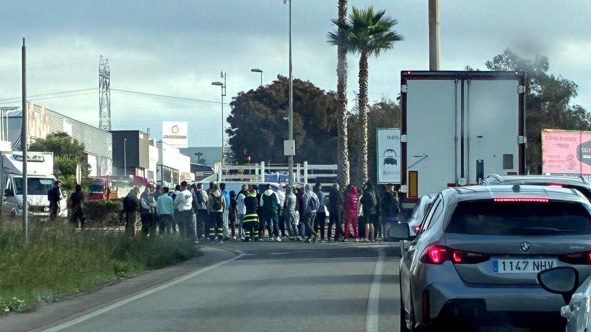 Los piquetes de la huelga del metal cortan la salida de  Cartagena a la A-30 en dirección a Murcia