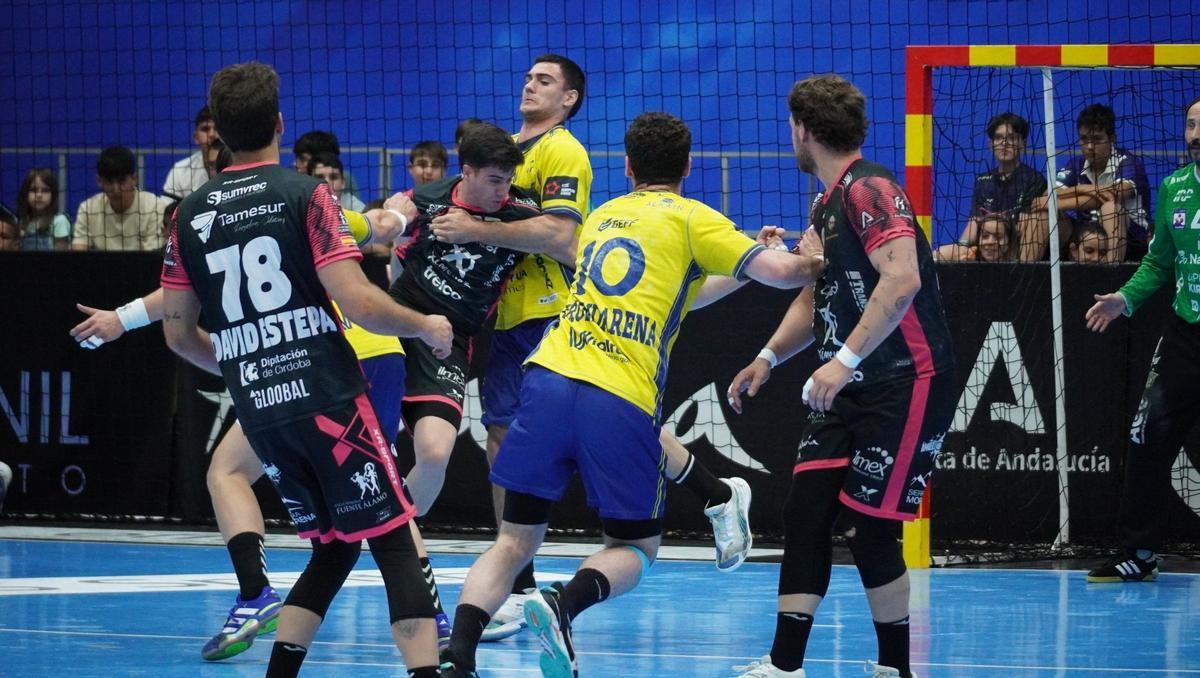 Dani Serrano intenta superar a un rival del Bidasoa.