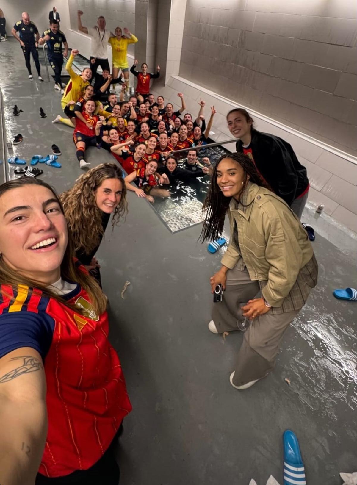 Patri Guijarro (izquierda) y Lucía Corrales (derecha) celebraron el título con todas las futbolistas
