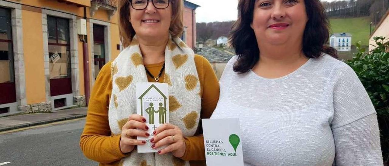 Marta García y María Socorro Alonso, coordinadora de delegaciones de AECC, en Boal.