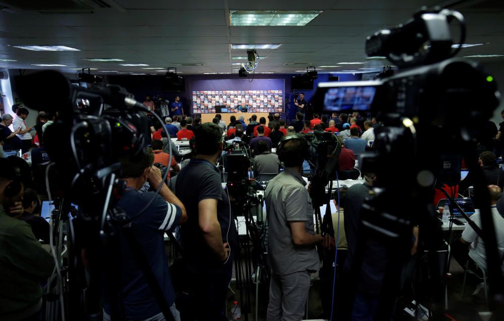 Iniesta, durante su rueda de prensa de despedida