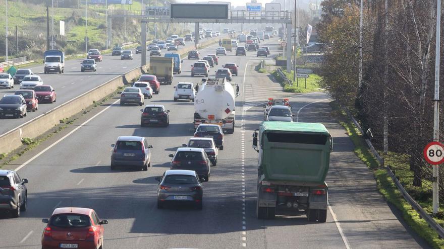 Vehículos circulan por Alfonso Molina, principal acceso y salida de A Coruña por carretera. | | IAGO LÓPEZ