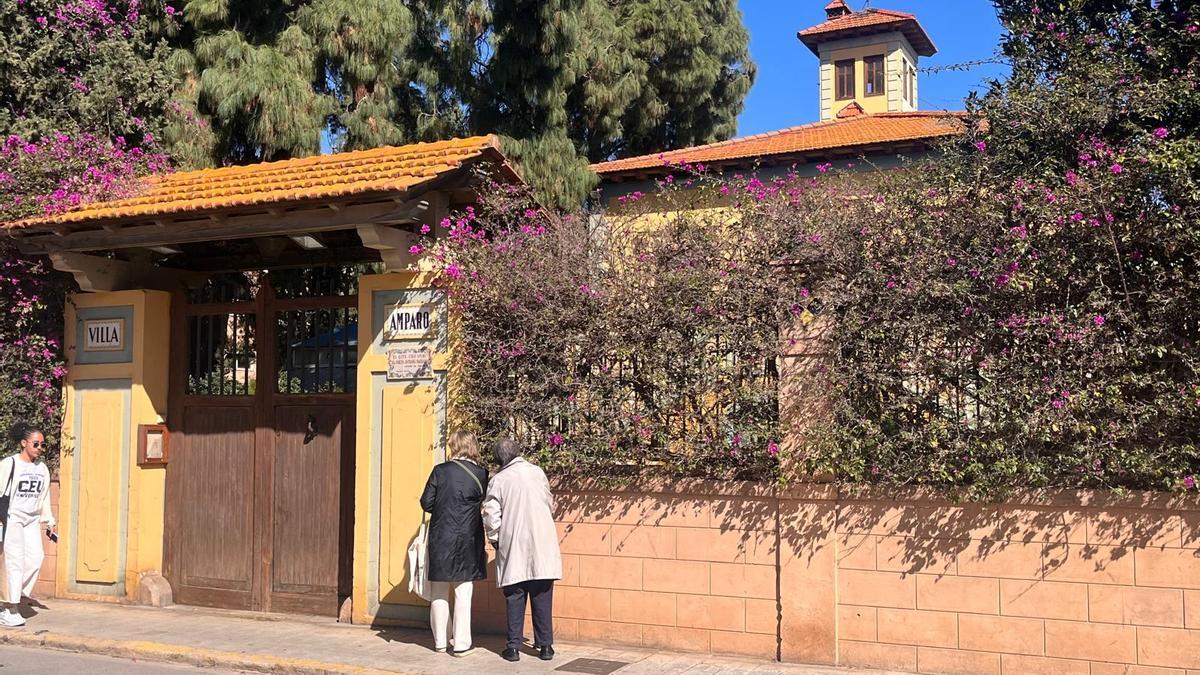 Dos vecinas miran el interior de Villa Amparo, ocupada desde el domingo