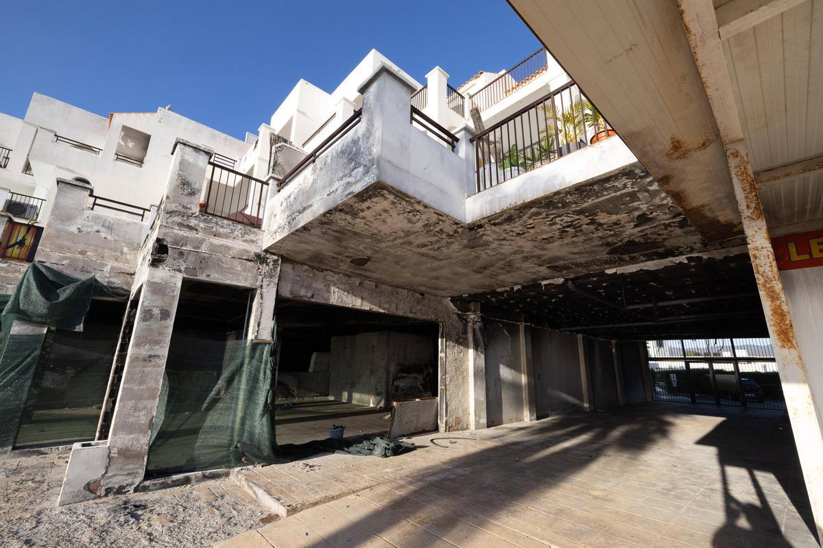 Galería: así están los restaurantes calcinados en Platja d'en Bossa siete meses después