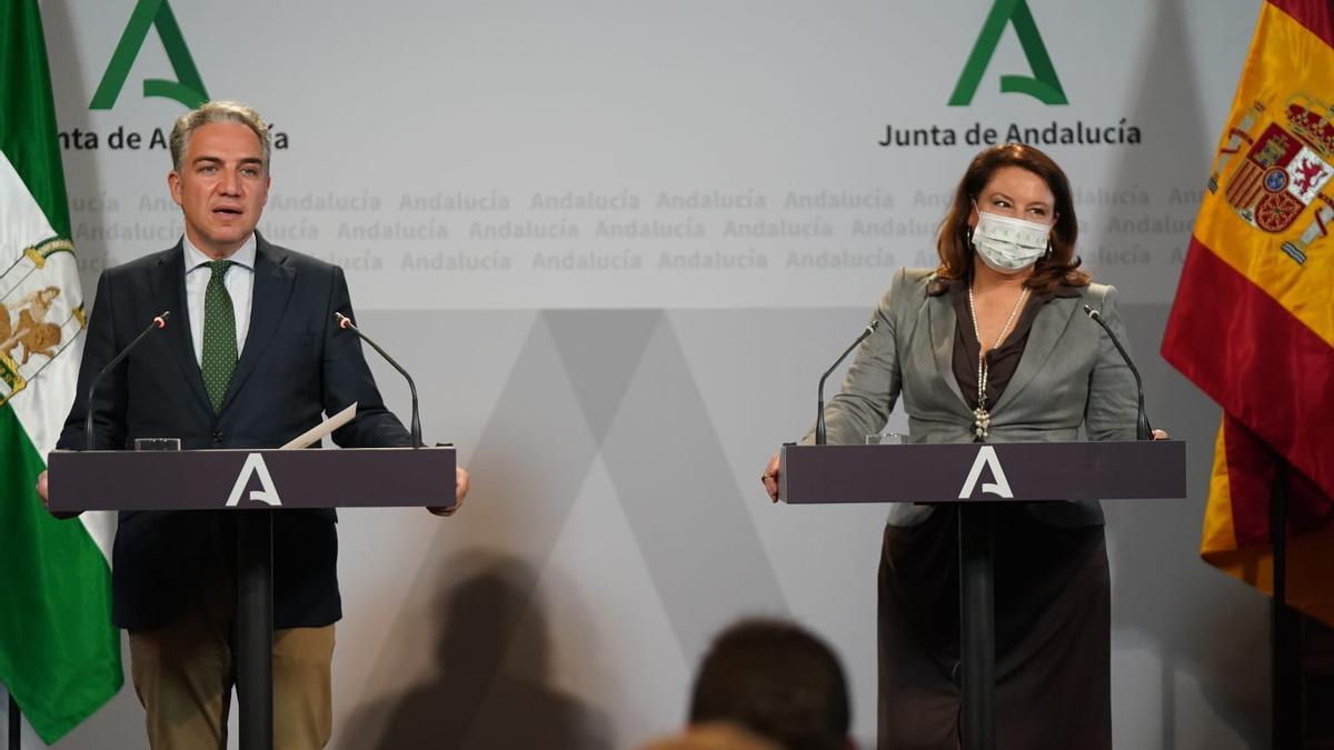 Los consejeros Elías Bendodo y Carmen Crespo, tras el Consejo de Gobierno.