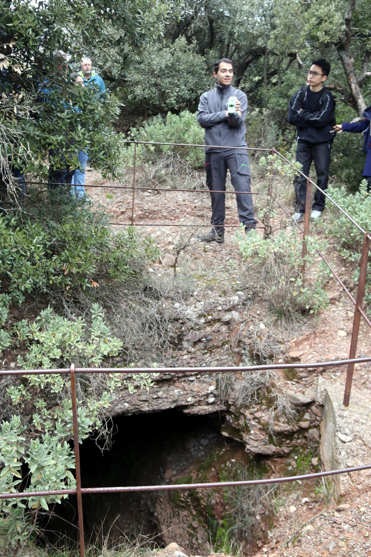Aparells per al seguiment dels ratpenats en una de les coves del parc