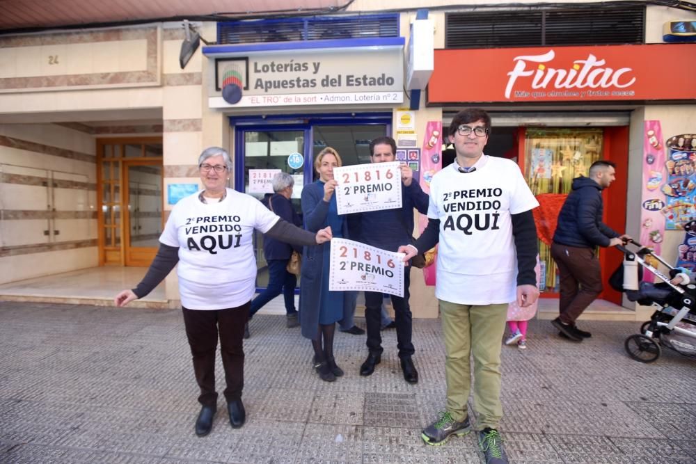 Los dueños de la Administración de Lotería número 2 de Sant Joan celebran el segundo premio del Niño.