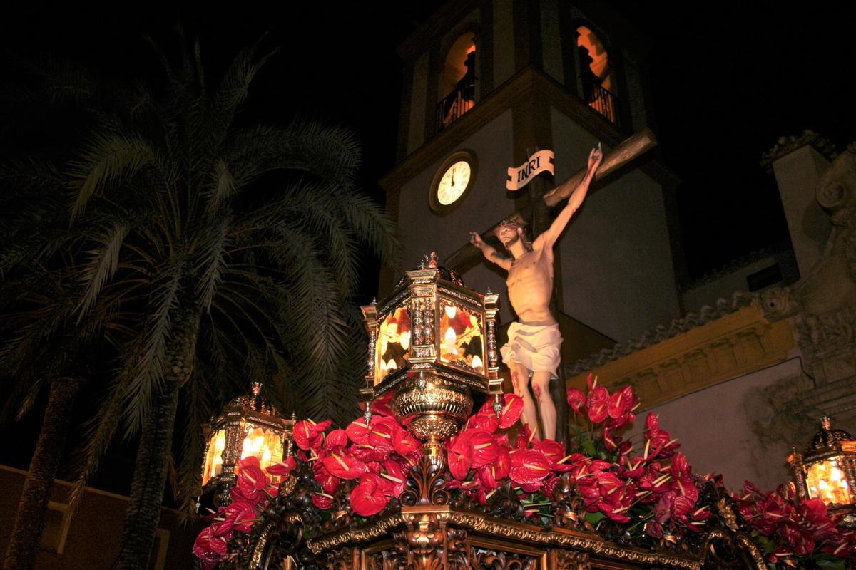 El Cristo de la Sangre, al filo de la madrugada de Jueves a Viernes Santo, en la Procesión del Silencio.