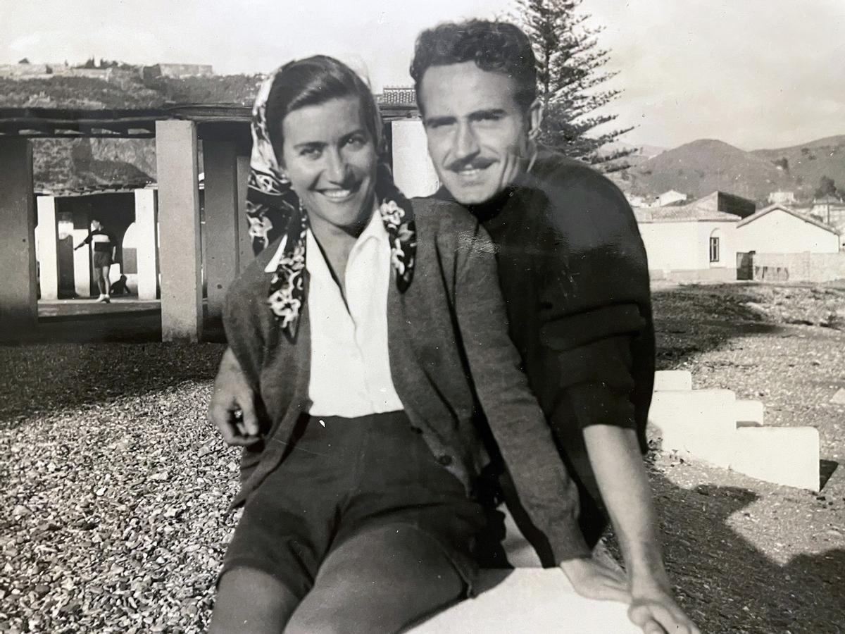 Con su futuro marido, Joaquín Agrasot, en el Real Club Mediterráneo en 1948.