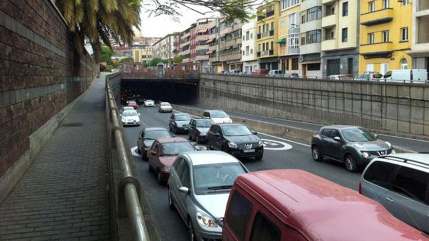 El túnel de Julio Luengo con el carril dirección norte cerrado.