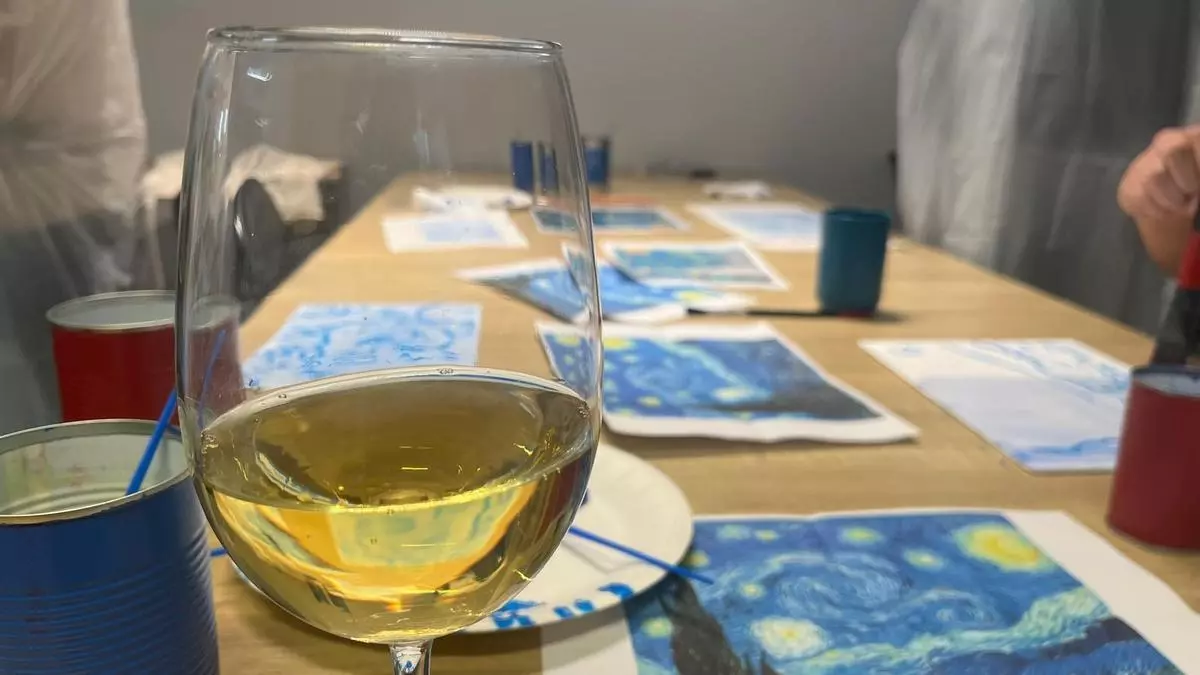 Pintura, charla y vino como refugio ante el ruido mental: "No puedes estar pensando en pagar la hipoteca cuando estás pintando"