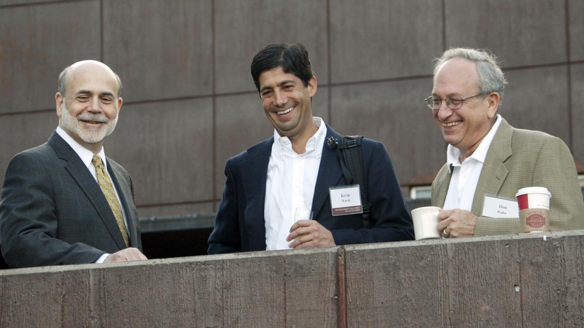 Kevin Warsh, en el centro de la imagen.