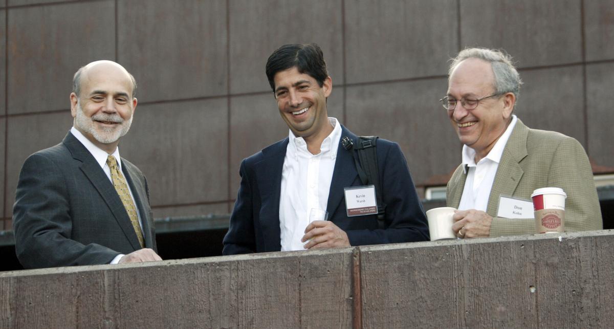 Kevin Warsh, en el centro de la imagen.