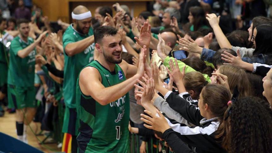 Els jugadors del Joventut, celebrant la permanència