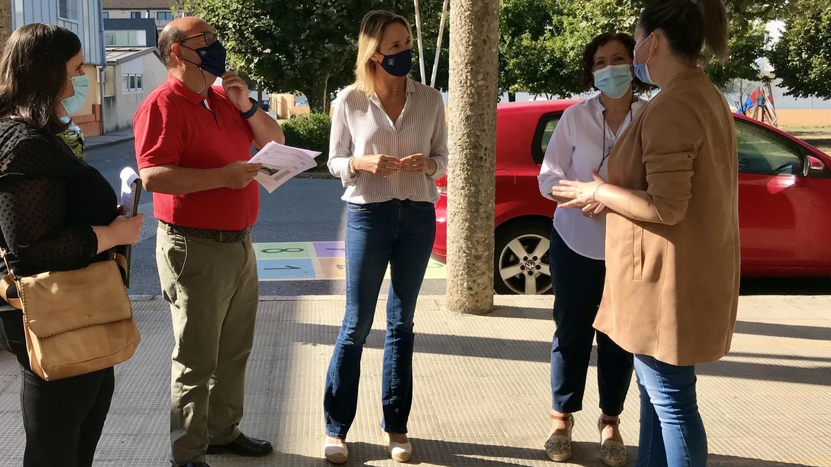 Visita al colegio Infante Borbón, ayer, en Salvaterra do Miño. / FdV