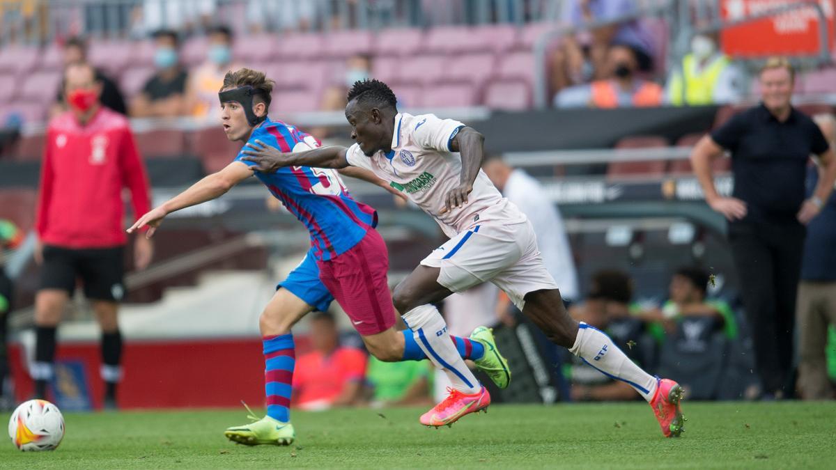 Djené trata de sujetar a Gavi en un ataque azulgrana en el Barça-Getafe.