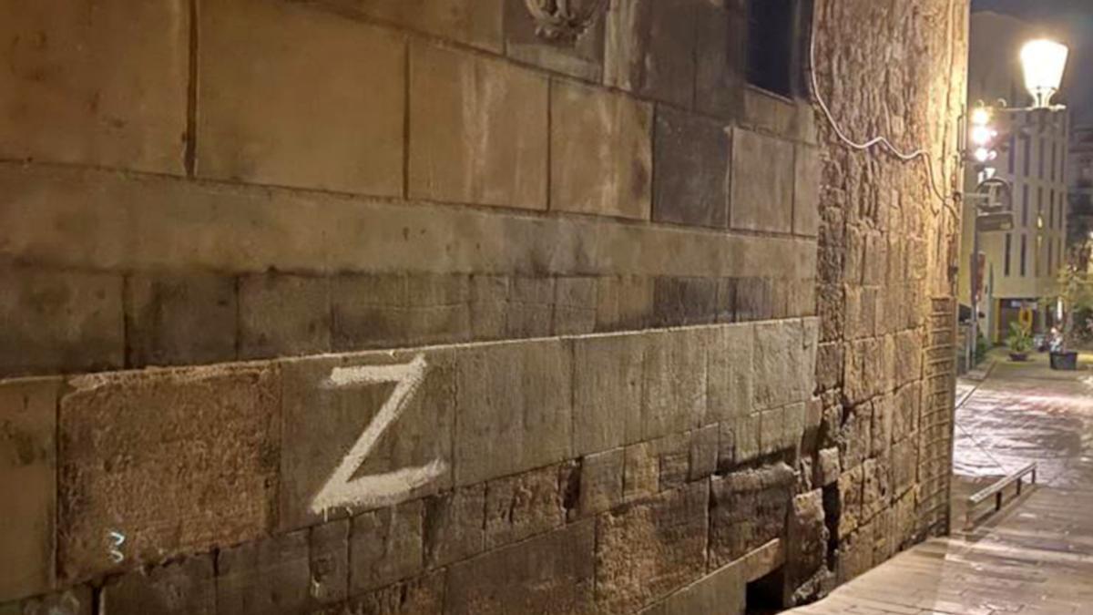 Pintada del  símbolo 'Z' -que llevan los tanques rusos- en un edificio histórico como  la catedral