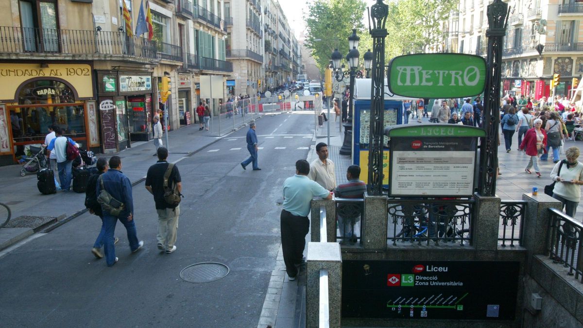 Los forjados modernistas de la parada de metro de Liceu, en una imagen de 2005, en Barcelona.