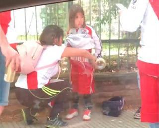 La justicia argentina deja en libertad a la madre que colocó bengalas a su hija en el River-Boca