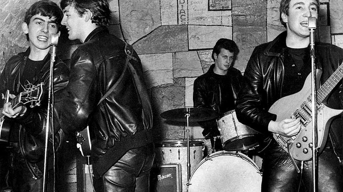 Los Beatles en una de sus primeras actuaciones en febrero de 1961 en The Cavern.