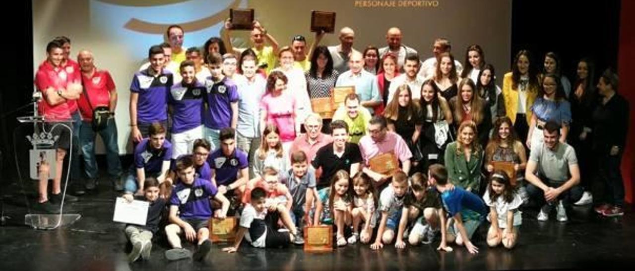 Todos los galardonados posan con sus trofeos en la foto de familia.