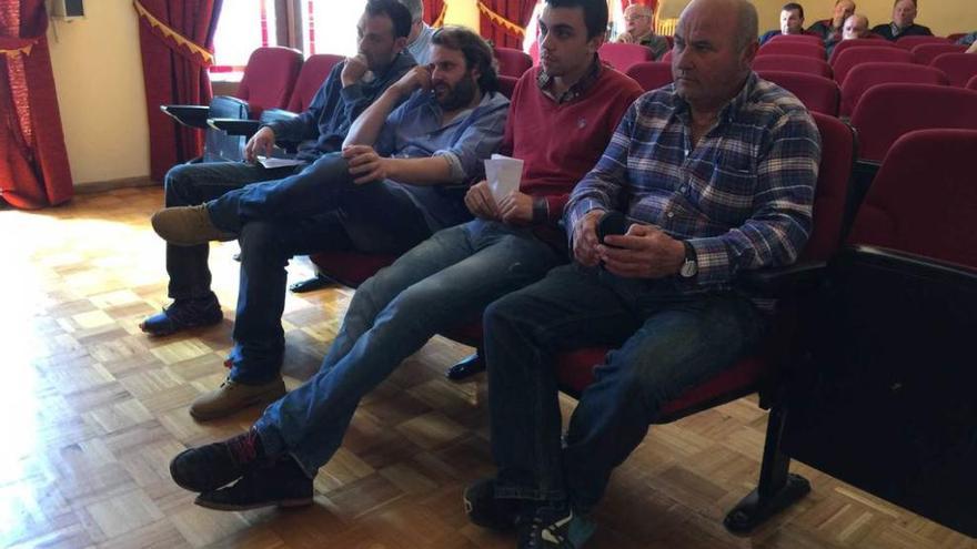 Juan Manuel Barro (primero por la derecha) junto al resto de pujadores, ayer, en el Ayuntamiento de Cangas de Onís.