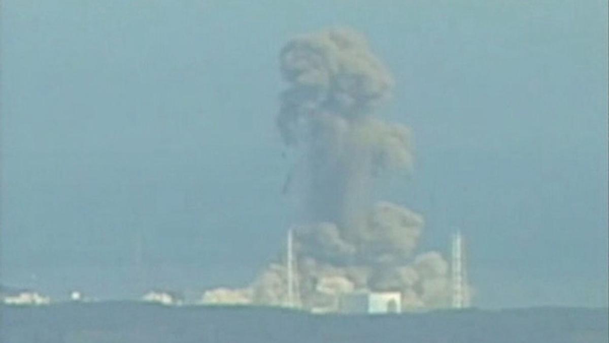 Nube de humo visible en la central nuclear de Fukushima, el lunes 14 de marzo.