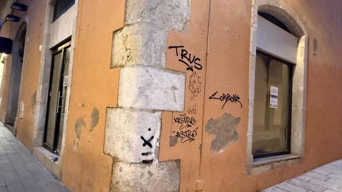 La neteja de pintades i grafitis tindrà ajut municipal