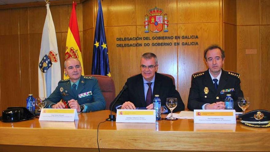 El delegado del Gobierno, en el centro, durante la presentación ayer del balance de criminalidad.