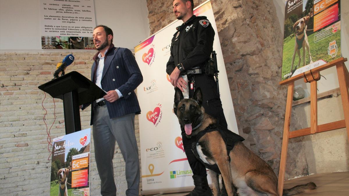 El vicealcalde y concejal de Turismo, Francisco Morales, y el agente Juan Pedro Giner Lasso con ‘Turrón’, uno de los ejemplares de la Unidad Canina de la Policía Local.